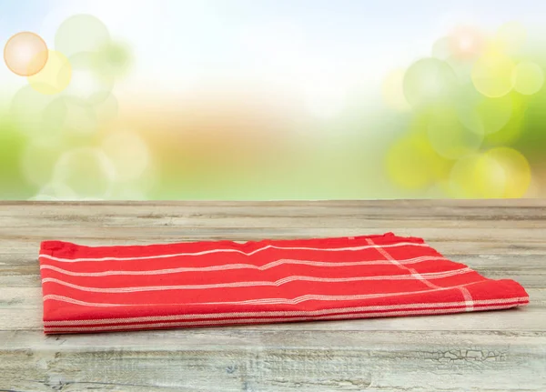 Een Lege Tabel Met Een Rood Gestreepte Tafellaken Een Heldere — Stockfoto