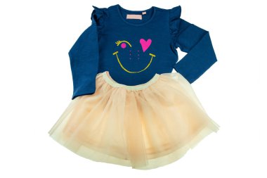 Çocuk mavi uzun kollu kazak ve üzerinde beyaz izole bir yaz etek. Çocuklar için moda.