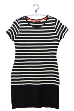 Beyaz bir arka plan üzerinde izole şık yazlık giysiler. Siyah ve beyaz çizgili bayanlar elbise deniz tarzı. Bir askı elbise. Yaz Modası.