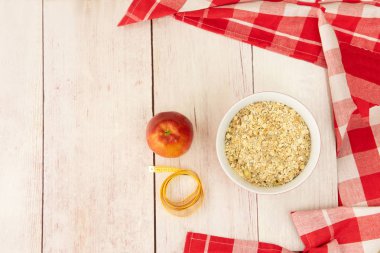 Sağlıklı beslenme ve diyet ile kilo vermek elma ve yulaf gevreği. Sağlıklı bir kavram. Uzay Gıda ve ürün görüntü montajı için.