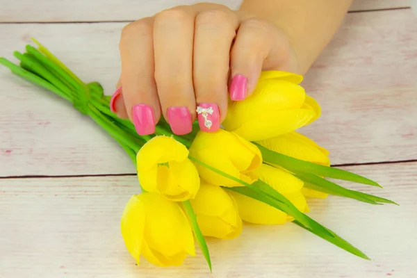 Ręka Kobiety Różowy Wypielęgnowane Paznokcie Bukiet Żółtych Tulipanów Rysunek Gwoździu — Zdjęcie stockowe