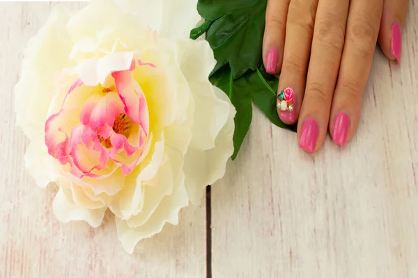 Frauenhand Rosa Auf Nägeln Mit Einer Blüte Weißer Blume Gepflegt Stockfoto