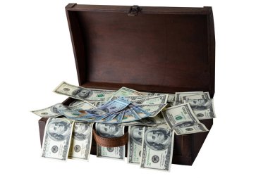 Ahşap kutu 100 dolarlık banknotlar tam izole beyaz arka plan üzerinde. Metin görüntü montaj için alan. Para ve kazanç kavramı.