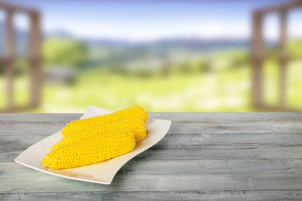 Reife Frische Maisfrüchte Auf Rustikalem Holztisch Vor Natürlich Verschwommenem Hintergrund — Stockfoto