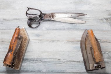 Profesyonel eski büyük demir ve bir büyük makas rustik ahşap masaya terzi. Dikiş aksesuarları.