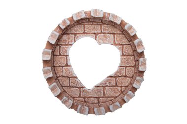 Sevgililer günü. Beyaz bir arka plan üzerinde izole kalp şeklinde bir yuvarlak seramik kapağı ara.