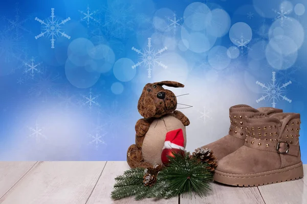 クリスマスの背景 冬のブーツやクリスマス ツリーのモミのペアを持つトップ クリスマス冬の装飾背景を表枝と美しい抽象上おかしい犬ブルー クリスマスの背景 デザインのためのスペース カードの概念 ストックフォト