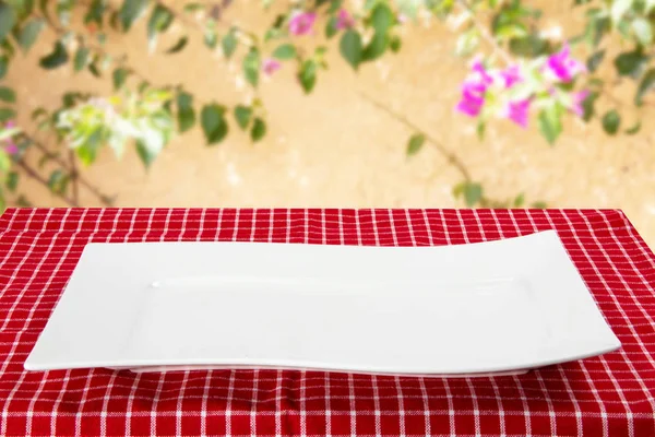 Empty Plate Background Empty White Plate Table Red Napkin Tablecloth — Stock Photo, Image