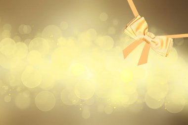 Davetiye, tebrik veya tatil için kart kavramı. Saten boyalı şeritler altın bokeh ışıklar arka plan üzerinde yapılmış bir dekoratif altın parlak yay. Ürün görüntü montaj şablonu. Güzel doku.