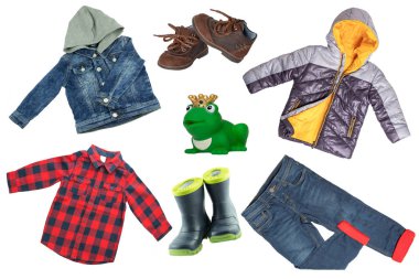 Çocuk giysileri kolaj kümesi. Denim ceket ve pantolon, Ayakkabı ve çocuk çocuk beyaz bir arka plan üzerinde izole için yağmurluk. Kavram ilkbahar sonbahar ve yaz kıyafetleri. Clos-up.