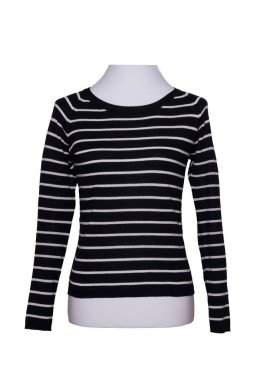 Siyah ve beyaz kadının giyim beyaz arka plan üzerinde izole manken üzerinde. Siyah ve beyaz çizgili bayanlar gömlek deniz tarzı. Yaz Modası.