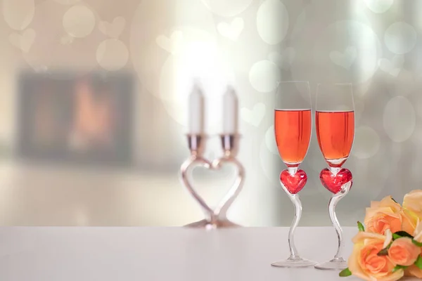 バレンタインデーの背景 明るいテーブル Champagner 抽象的な背景をぼかした写真の前に花束の花と赤いハートの形で つのメガネとトップ スペース — ストック写真