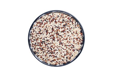 Sebze yemek. Beyaz bir arka plan üzerinde izole çiğ çiğ üç renkli quinoa tahıl ile bir kase makro. Sağlıklı beslenme. Ürün montaj yeri olan üstten görünüm.