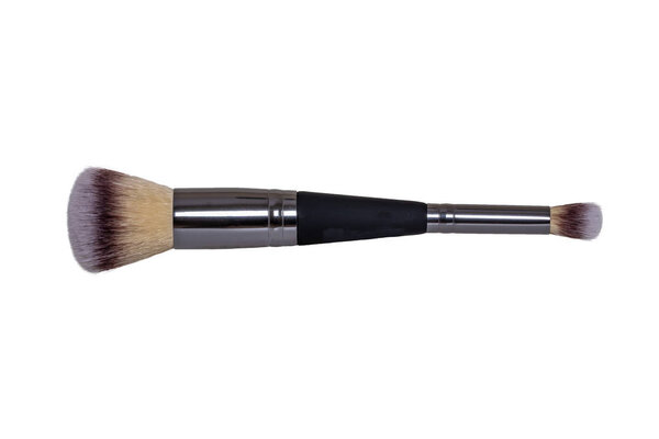 Косметические продукты изолированы. Close up of a new black and silver professional makeup brush isolated on white background. Макро. Красота концепции
.