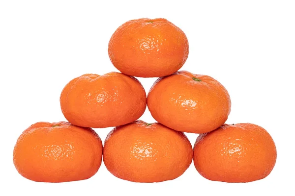 Mandarine isoliert. Pyramide aus frisch reifem Mandarinen-Orangen-Tanger — Stockfoto