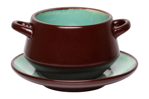 Vide tasse à soupe isolée. Gros plan d'une tasse à soupe en céramique brune vide sur une assiette isolée sur un fond blanc. Modèle pour le montage de votre produit d'affichage. Macro . — Photo
