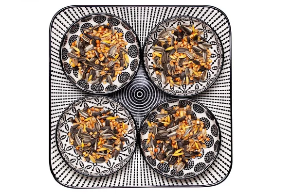 Ptačí semena. Detail dekorativní talíř s čtyři misky s — Stock fotografie