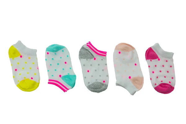 Mode bébé. Gros plan d'un ensemble de collages colorés de chaussettes pour bébés isolées sur fond blanc . — Photo