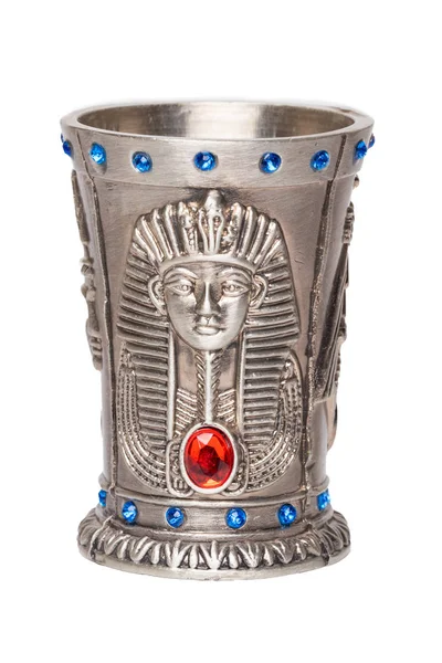 Op een witte achtergrond. Egypte souvenir. Macro.Egyptian art. Close-up van Egyptische metalic cup met edelstenen isoleren — Stockfoto