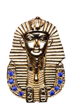 Mısır dekorasyon arka plan. Beyaz bir arka plan üzerinde izole Mısır metalik piramit detayını close-up. Pharao mavi taşlar ile altın renkli. Makro.
