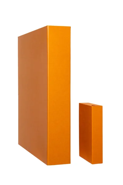Коробки изолированы на белом фоне. Подарочная коробка изолирована. Крупный план двух оранжевых подарочных коробок или кабана — стоковое фото