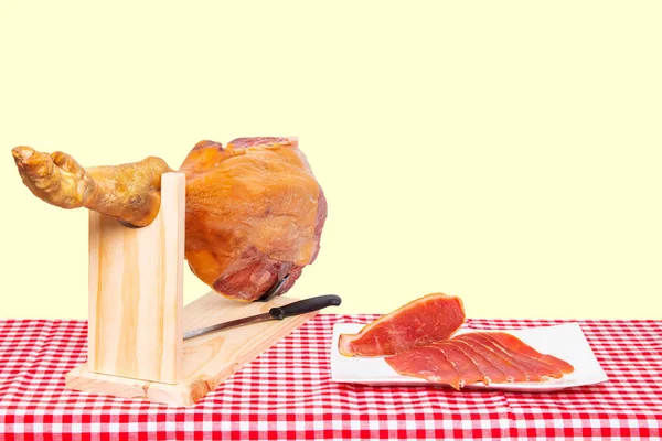 Comida española. Primer plano de una pata delantera de un jamón serrano español en —  Fotos de Stock