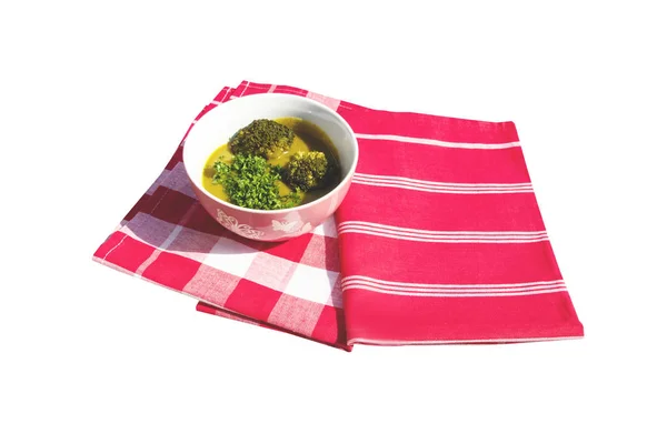 Friska broccolisoppa hemmagjord med persilja på röd rutig nap — Stockfoto