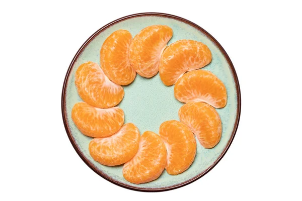 Mandarine isoliert. Nahaufnahme von frisch geschälten Mandarinen-Orangen-Mandarinen oder Clementinen auf einem Teller isoliert auf weißem Hintergrund. Makro. Ansicht von oben. — Stockfoto
