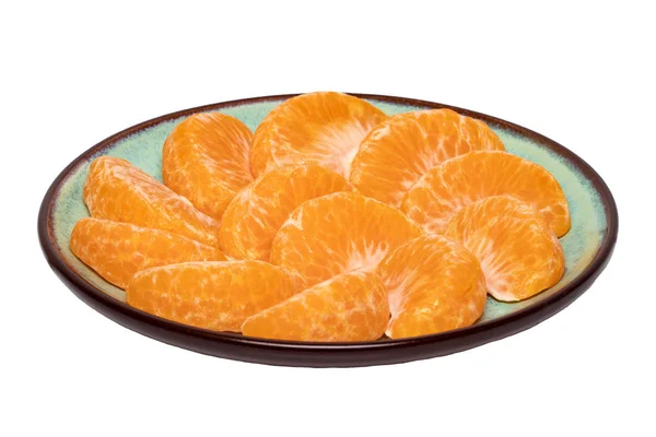 Mandarine isoliert. Großaufnahme von frisch gereifter, geschälter Mandarinenorangerine oder Clementine auf einem auf weißem Hintergrund isolierten Teller. Makro. — Stockfoto