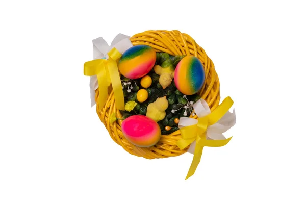 Osterdekoration Hintergrund. Nahaufnahme eines gelben Osterkranzes — Stockfoto