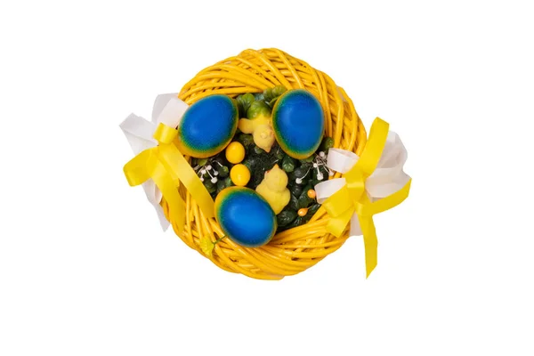 Žluté malé velikonoční holky a tři velikonoční vajíčka izolovaných na bílém pozadí. Velikonoční svátky. Pohled shora. Velikonoční dekorace pozadí. Closeup žlutá velikonoční věnec — Stock fotografie