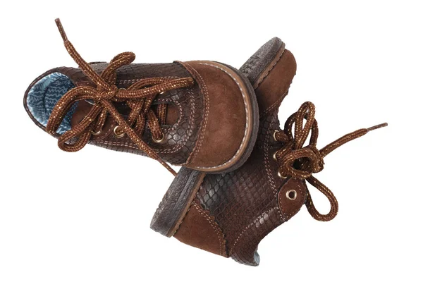 Moda di scarpa bambino. Un paio di eleganti scarpe in pelle marrone con lacci da scarpe per bambini isolati su sfondo bianco. Scarpe in pelle e camoscio per la primavera o l'autunno . — Foto Stock