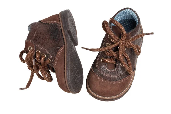 Child shoe fashion. A pair of elegant brown leather shoes with shoelaces for little boys isolated over white background. Leather and suede shoes for spring or autumn. — Stock Photo, Image