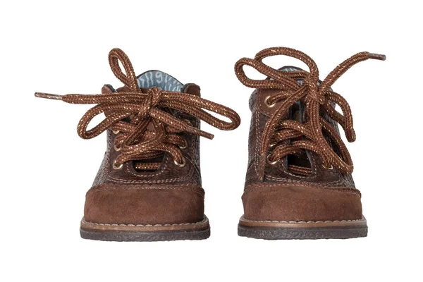 Детская мода обуви. Пара элегантных коричневых кожаных туфель со шнурками для маленьких мальчиков, изолированных на белом фоне. Кожаная и замшевая обувь на весну или осень . — стоковое фото