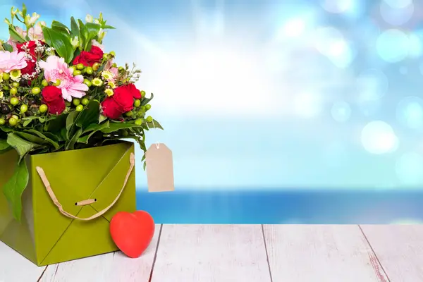 Primo piano di un bellissimo bouquet con fiori colorati con un emp — Foto Stock