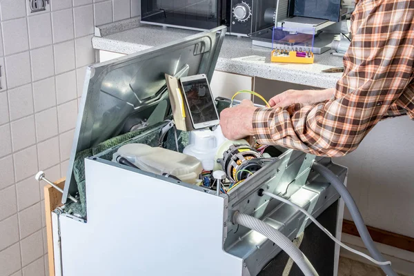 Gente en trabajos técnicos. Técnico de reparación de electrodomésticos o handym — Foto de Stock