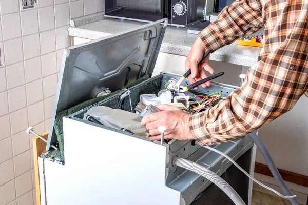Gente en trabajos técnicos. Técnico de reparación de electrodomésticos o handym — Foto de Stock