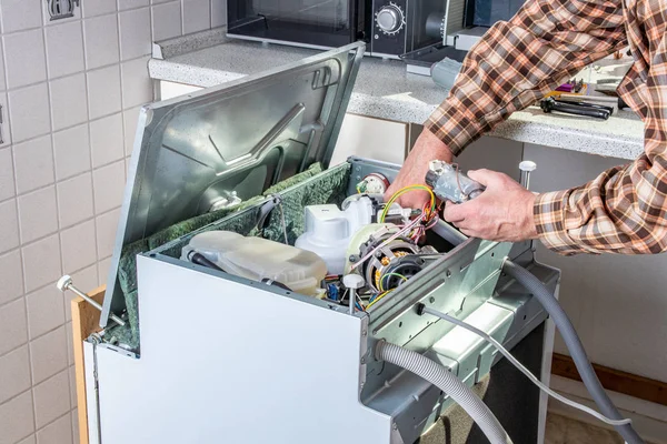 Gente en trabajos técnicos. Técnico de reparación de electrodomésticos o handym — Foto de Stock