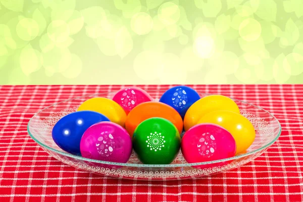 Húsvéti dekoráció háttér. Színes húsvéti tojást egy üvegb — Stock Fotó
