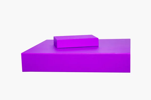 Подарункова коробка ізольована. Крупним планом дві фіолетові подарункові коробки або картонні коробки — стокове фото