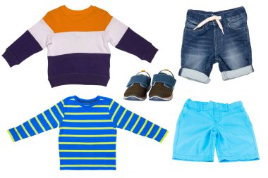  gömlek ve çocuk çocuk için bir kazak beyaz bir arka plan üzerinde izole. Konsept ilkbahar sonbahar ve yazlık giysiler. Kolaj çocuk kıyafetleri seti. Kısa pantolon, kısa kot pantolon, ayakkabı