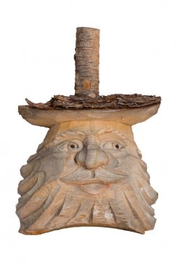 Eski bir oyma ahşap ağaç heykel bir adamın yüzünü gösterir. Oyulmuş