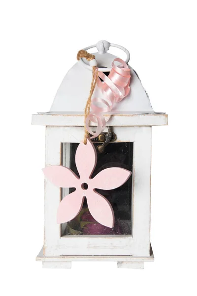 旧的木制白色灯笼与粉红色的木花隔离在 — 图库照片