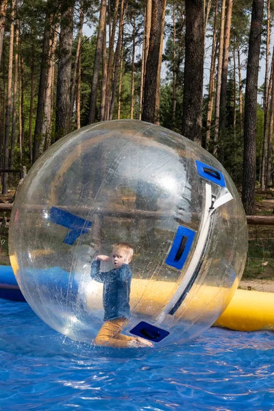 Su ya da su zorbing. Çocuklar şişme trans içinde oynamak