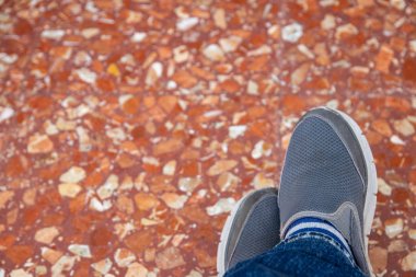 Yerde erkek ayakkabıları var. Gri spor ayakkabılar veya erkek toplamı üzerinde seçici odak