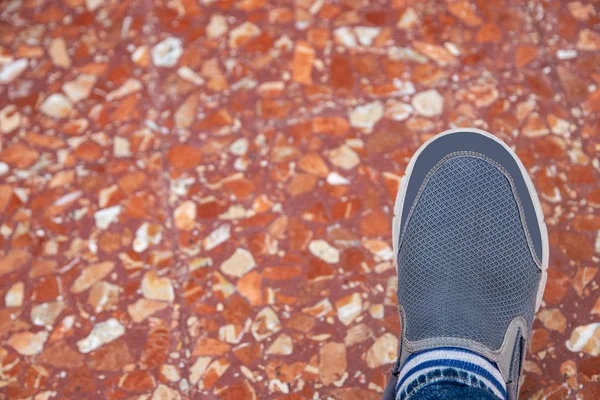 Man shoes on floor. Selective focus on grey sneakers or mens sum — Stock Photo, Image