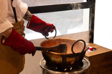 Preparatio profesyonel nougat üreticilerinin elleri