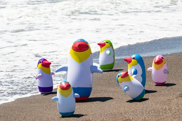 해변 장난감 배경입니다. 일곱 가지 색채 그룹에 대한 선택적 초점 — 스톡 사진