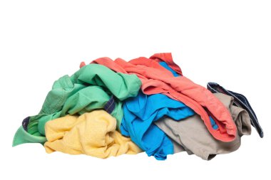 Bir yığın giysi izole edilmiş. Renkli kirli giysi yığını hazır 