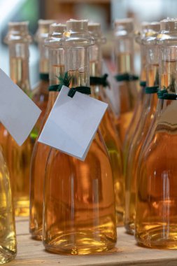 Sarı şişe arka plan. Bir set cam şişe yakın çekim 